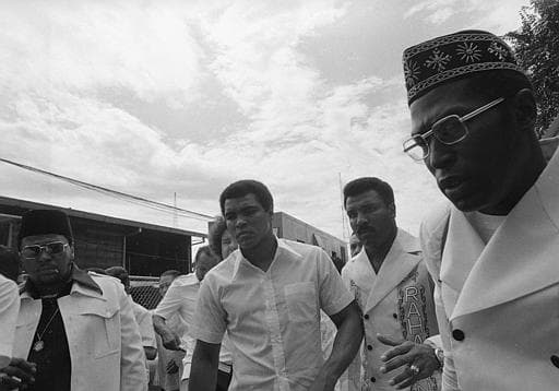 Hace 40 años, 1 de octubre de 1975, se celebró una de las peleas más grandes en la historia del boxeo. Muhammad Ali y Joe Frazier se enfrentaron por tercera vez. El combate lo ganó Ali en el round 14, Eddie Fuch, entrenador de Frazier, no dejó salir a su pupilo para el episodio 15 ante el asombro de Muhammad y todos. Ali dijo al final de la batalla: “Fue lo más cercano que he estado jamás de morir”.