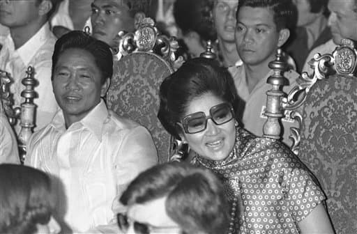 Hace 40 años, 1 de octubre de 1975, se celebró una de las peleas más grandes en la historia del boxeo. Muhammad Ali y Joe Frazier se enfrentaron por tercera vez. El combate lo ganó Ali en el round 14, Eddie Fuch, entrenador de Frazier, no dejó salir a su pupilo para el episodio 15 ante el asombro de Muhammad y todos. Ali dijo al final de la batalla: “Fue lo más cercano que he estado jamás de morir”.