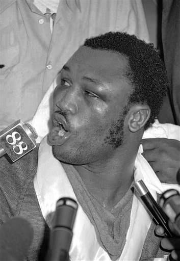 Hace 40 años, 1 de octubre de 1975, se celebró una de las peleas más grandes en la historia del boxeo. Muhammad Ali y Joe Frazier se enfrentaron por tercera vez. El combate lo ganó Ali en el round 14, Eddie Fuch, entrenador de Frazier, no dejó salir a su pupilo para el episodio 15 ante el asombro de Muhammad y todos. Ali dijo al final de la batalla: “Fue lo más cercano que he estado jamás de morir”.