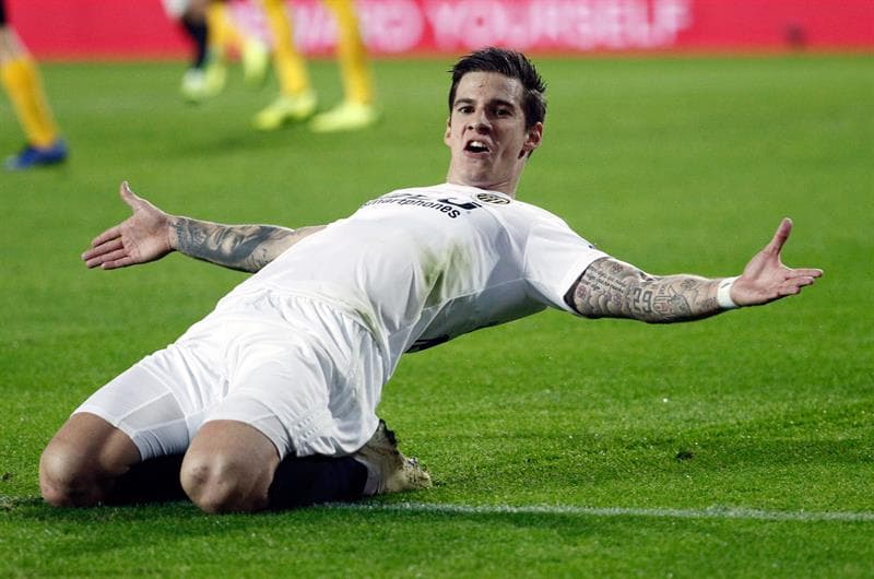 Mina, de 22 años, recibió de nuevo un pase a pies de Carlos Soler, de 21, para poner arriba a su equipo.