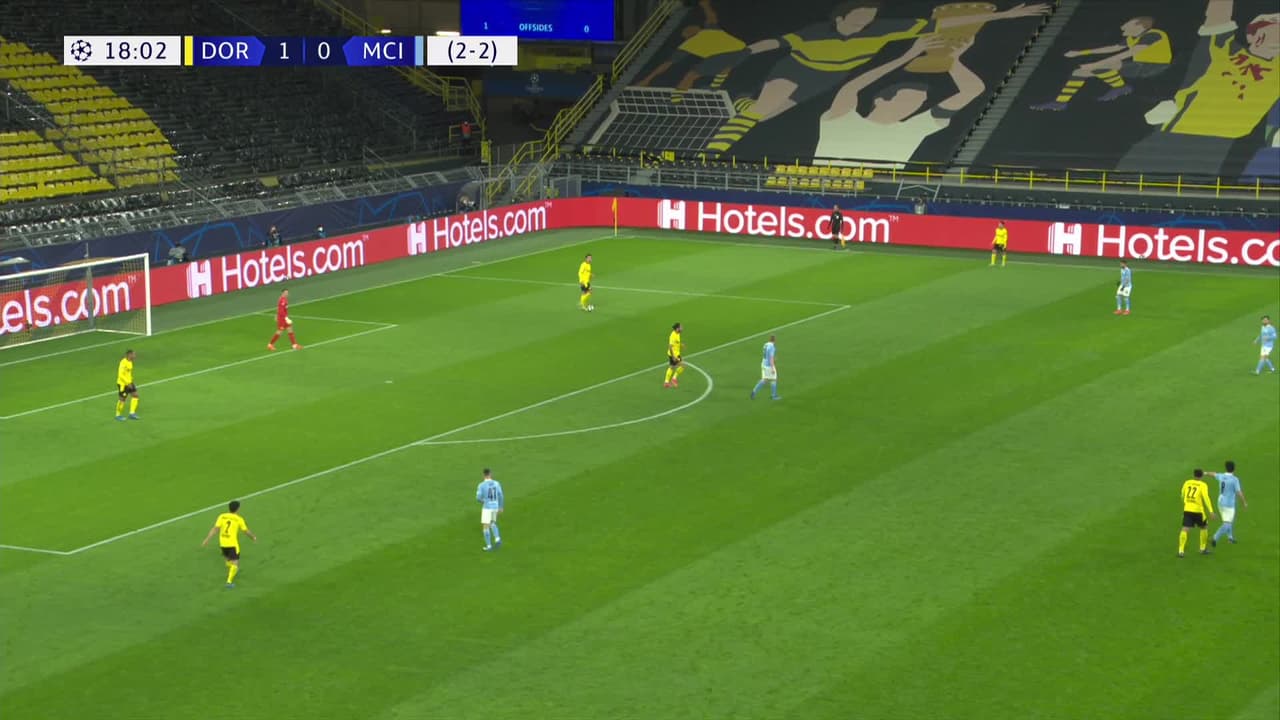 ¡TIRO ATAJADO! disparo por Manuel Akanji.