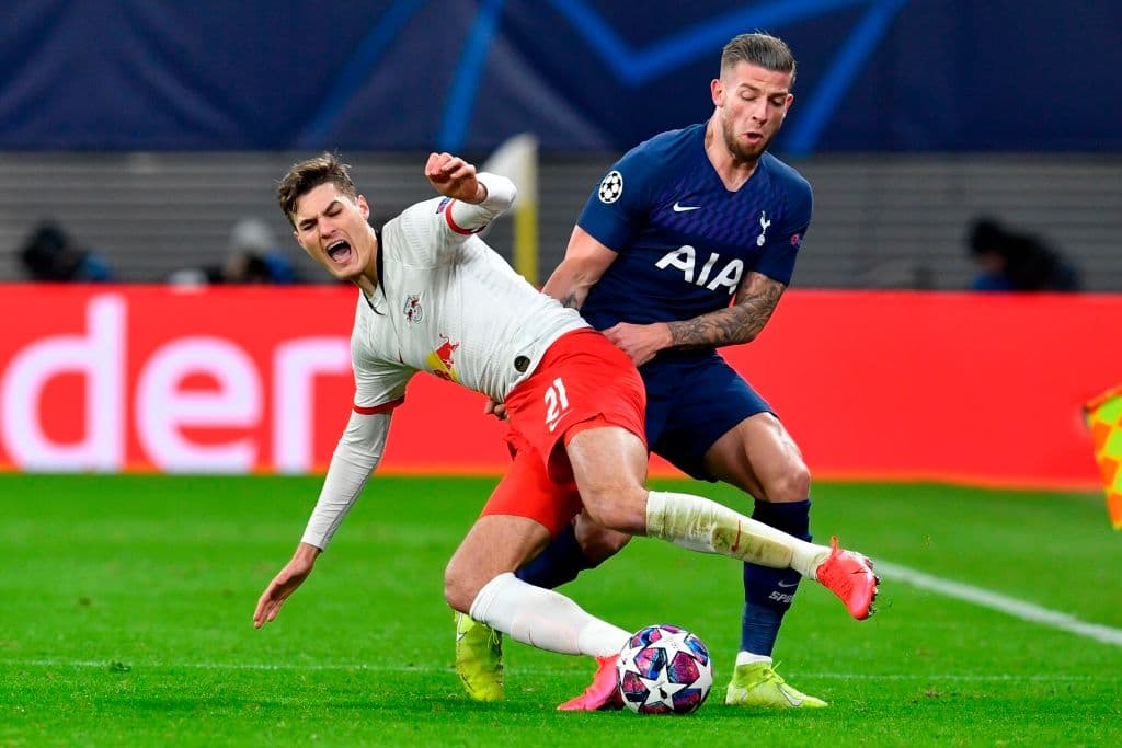 Toby Alderweireld no puede con el atacante Patrik Schick por lo que decide cometer una falta.