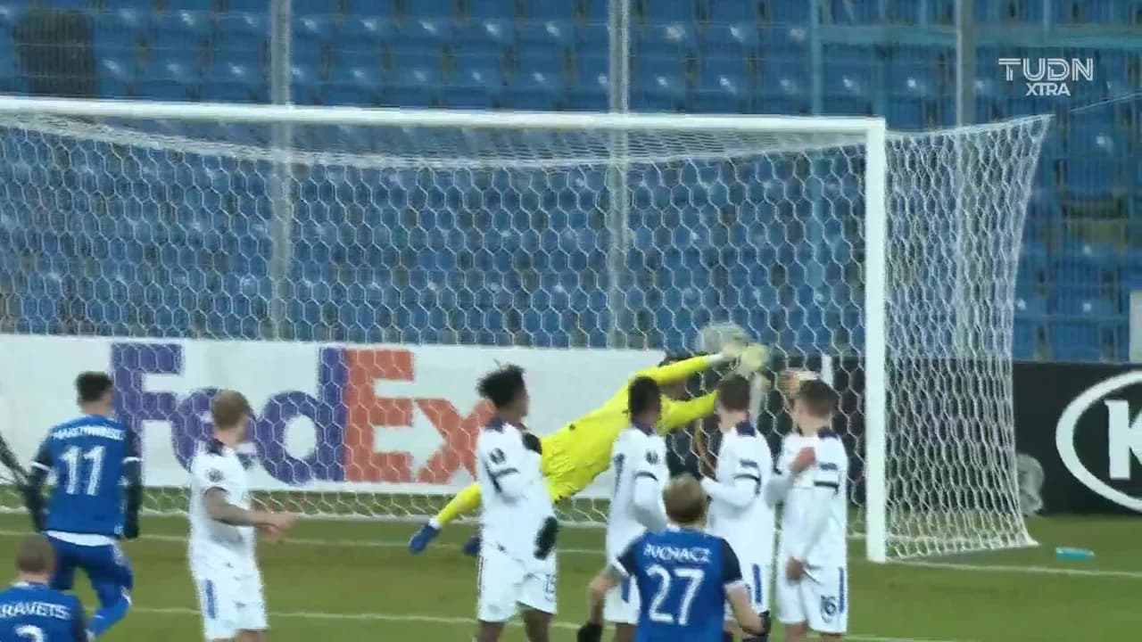 ¡TIRO ATAJADO! disparo por Jakub Moder.