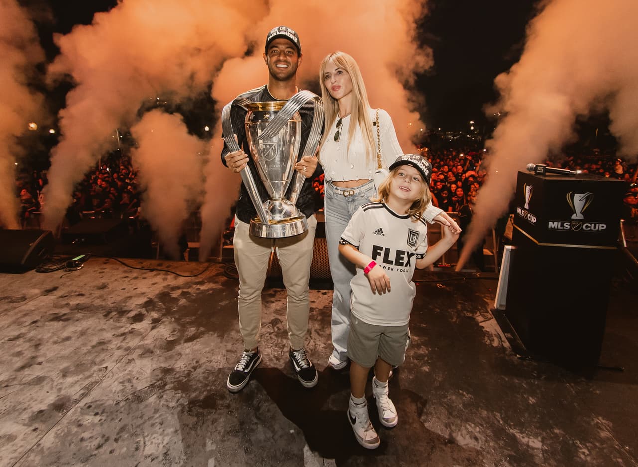 Carlos Vela y su familia se dieron el gusto el domingo por la noche de dedicar la MLS Cup de 2022 a la afición de LAFC.