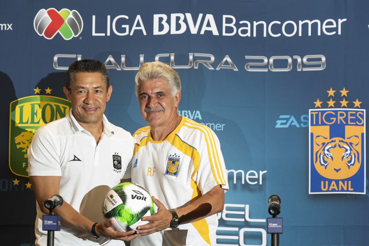Estas son las mejores imágenes del Día de Medios que sostuvieron Ricardo 'Tuca' Ferretti, entrenador de Tigres, Ignacio Ambriz, técnico del Léon, y algunos de sus futbolistas como Carlos Salcedo, Guido Pizarro, Eduardo Vargas, Luis Montes, Ángel Mena o Fernando Navarro, entre otros, un día antes del Juego de Ida de la Final del Clausura 2019 de la Liga MX, que se efectuará en Monterrey.