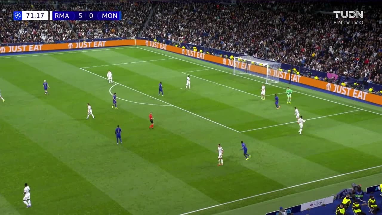 Tremendo error del Real Madrid que trata de salir jugando y el Mónaco consigue su anotación