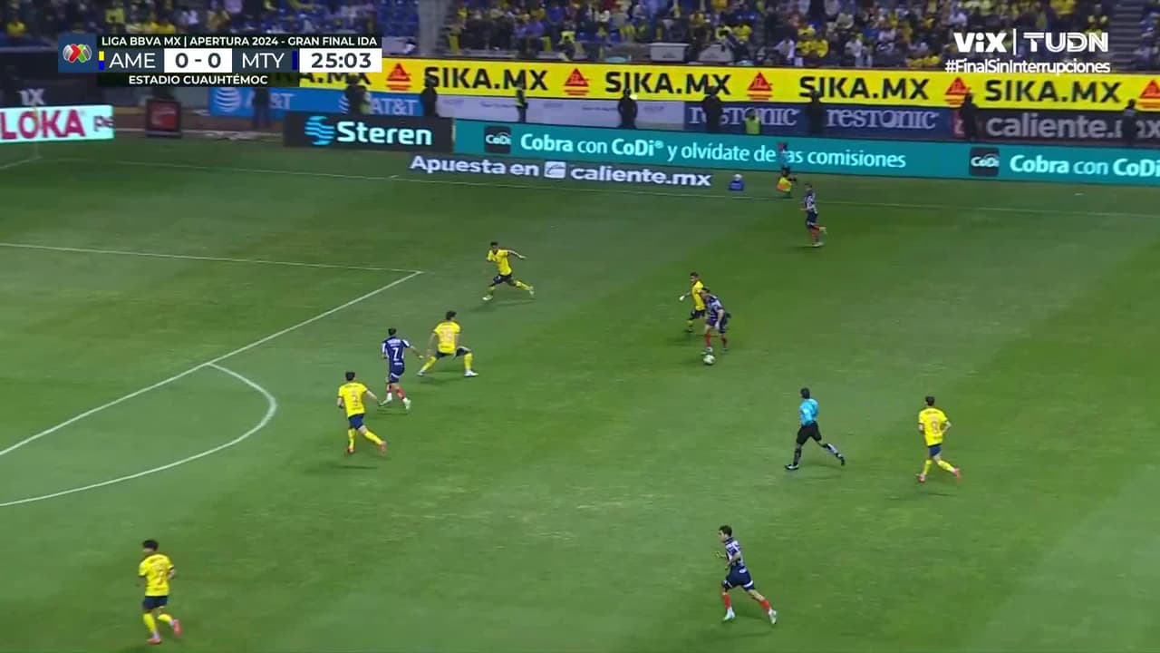 ¡Cerca Canales! Dispara de pierna izquierda y se va por un costado