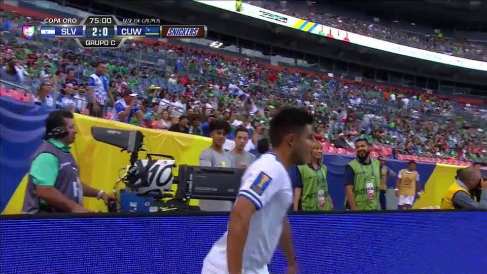 Disparo afuera de Dennis Pineda