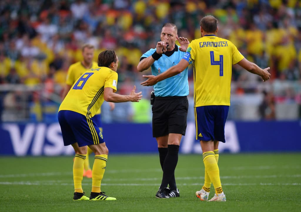 En faltas posteriores de Suecia contra México, los del 'Tri' reclamaron que el exceso de fuerza de los nórdicos no fuera sancionado con tarjeta, mientras los europeos se defendían.