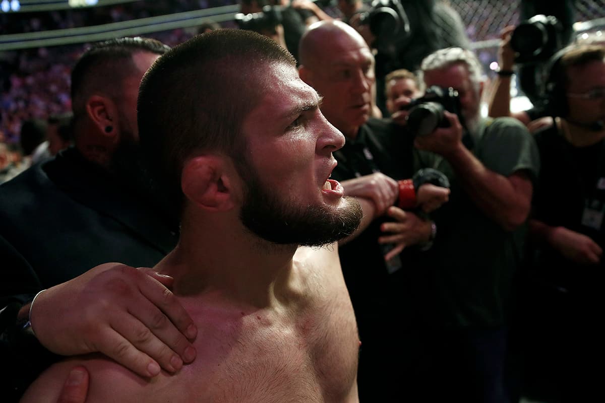 El campeón de peso ligero de UFC, Khabib Nurmagomedov, se retiró escoltado por oficiales de policía luego de reclamar durante varios minutos que le dieran su cinturón.