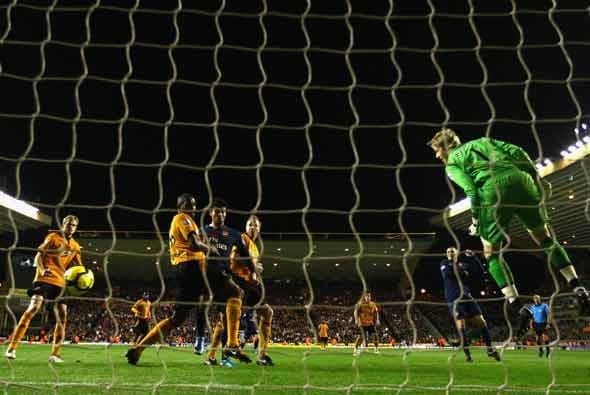 Tres goles metió el Wolverhampton en su partido ante el Arsenal, pero 2 fueron en propia puerta, como éste.