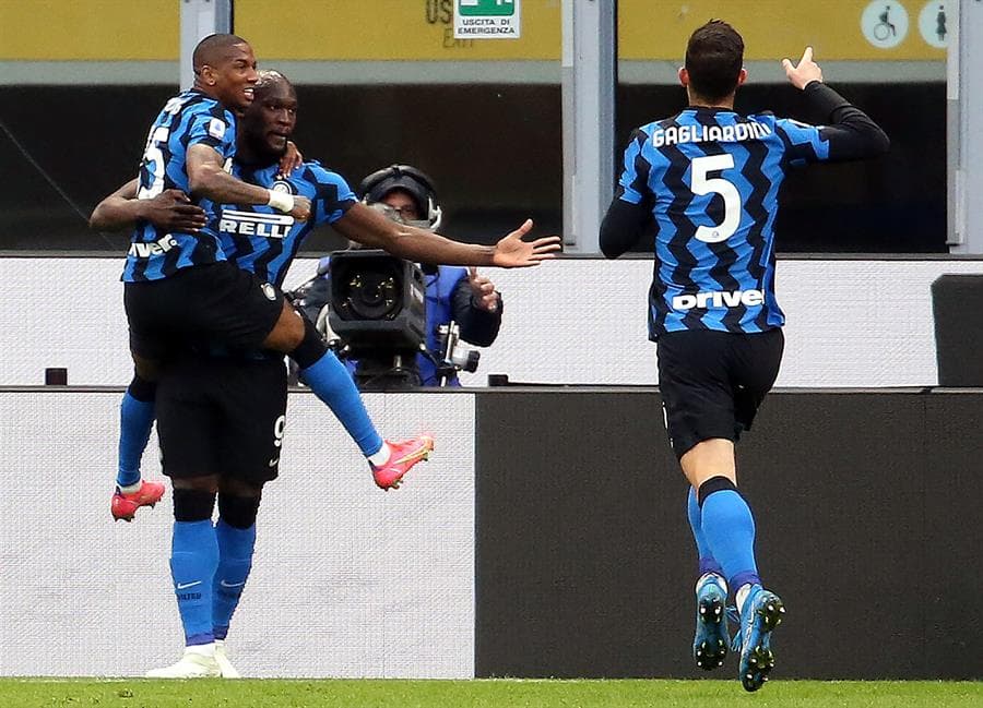 Con goles de Romelu Lukaku y Lautaro Martínez, los 'Nerazzurri' se llevan la victoria sobre el Sassuolo durante la Jornada 28 de la Serie A. El único tanto para la visita fue por parte de Hamed Junior Traoré al minuto 85 del encuentro. El Inter queda como líder absoluto de la liga italiana.