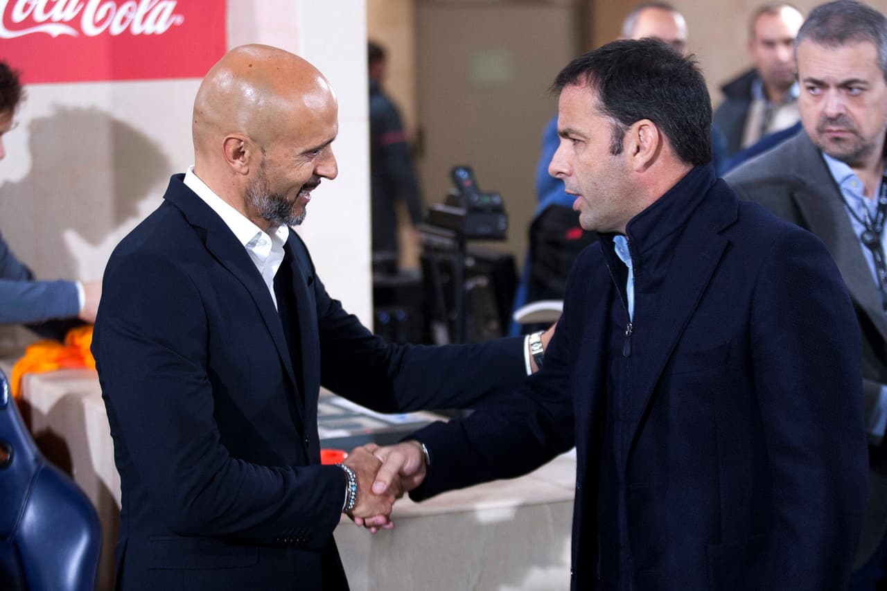 Los entrenadores Miguel Cardoso y Javi Calleja se saludaba en la previa del juego válido por la jornada 15 de La Liga.
