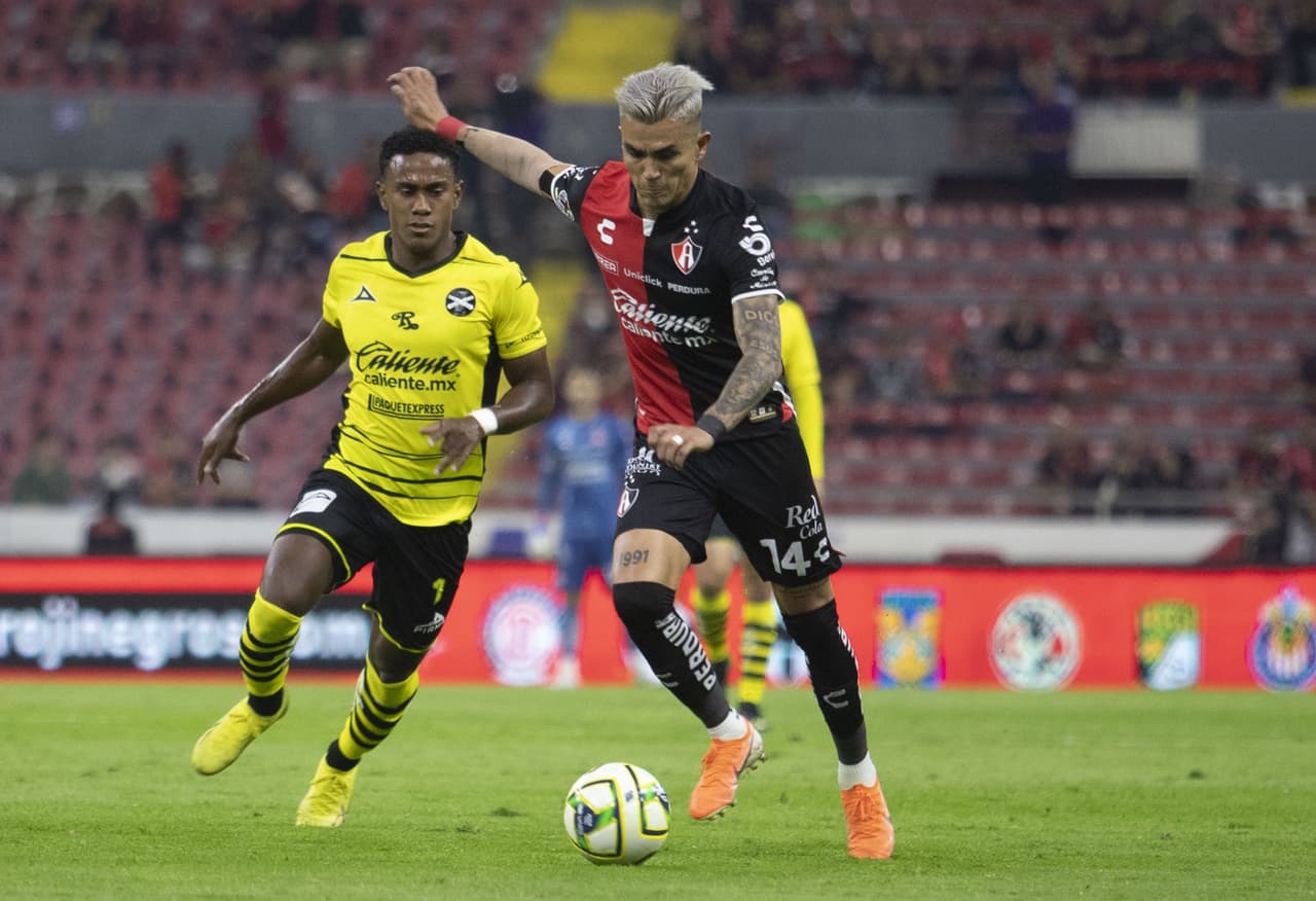 Con anotaciones de Julio César Furch (61) y Julián Quiñones (74 de penal), Atlas finalmente debutó con triunfo ante su gente en la Jornada 2 de Clausura 2023. Mazatlán encontró el descuento vía Nicolás Benedetti al 85’, pero no le alcanzo para llevarse un punto.