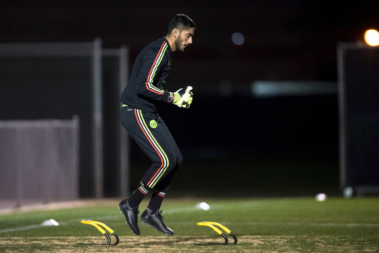 José de Jesús Corona se lesionó el codo izquierdo en febrero de este año jugando con la Cruz Azul y no pudo acudir al amistoso de México ante Islandia en Las Vegas.