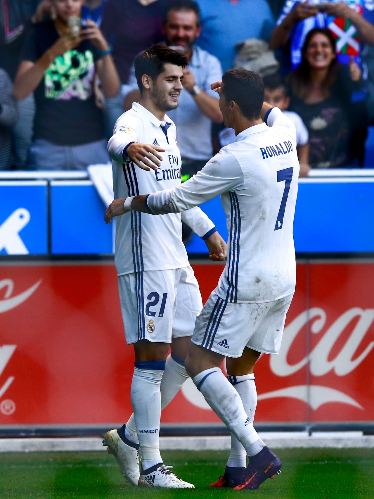 En la recta final, Álvaro Morata sentenció el envite con un contraataque muy bien armado por el equipo blanco que ganó la espalda de la zaga albiazul y superó por encima al portero de Alavés (1-3). Acá, CR7 se una a la celebración con su compañero.