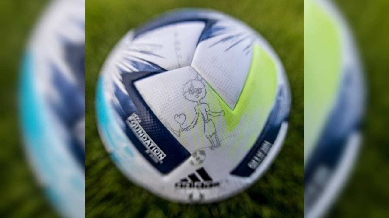 De más de 200 dibujos recibidos, 18 dibujos de nueve países serán los que adorne el esférico de la justa europea.