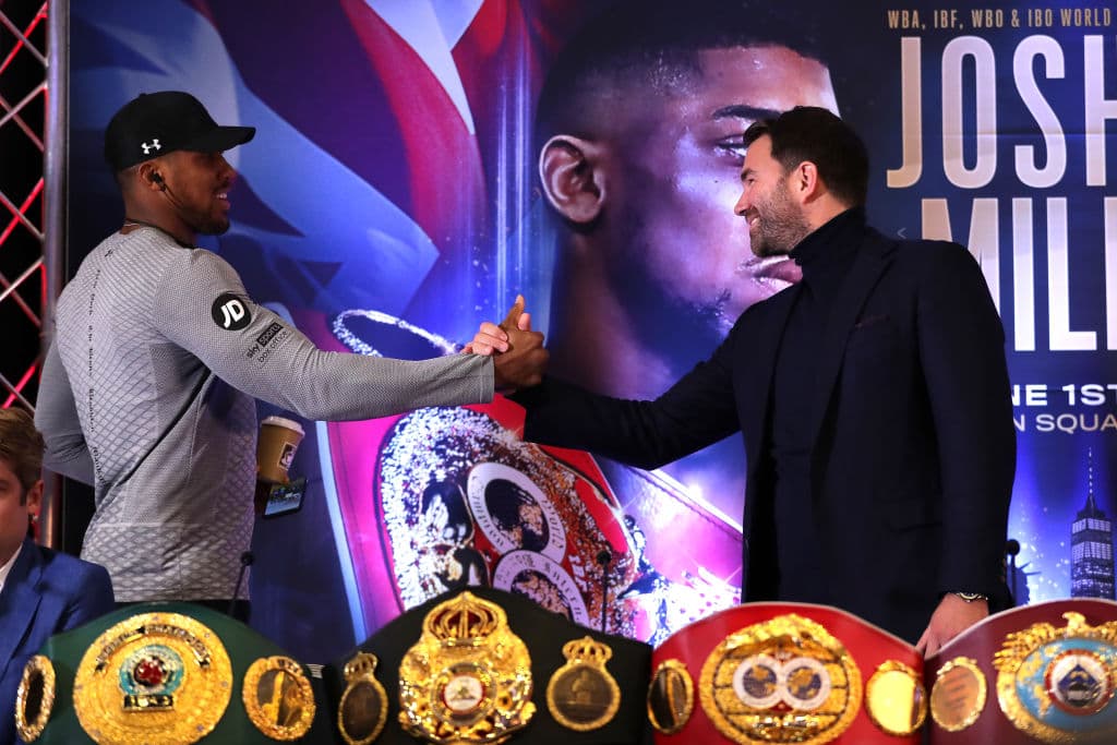 AJ es el amplio favorito para prevalecer en este combate, pues es el campeón unificado e invicto dentro de la división de los pesados con más cinturones. El otro es Deontay Wilder (WBC).