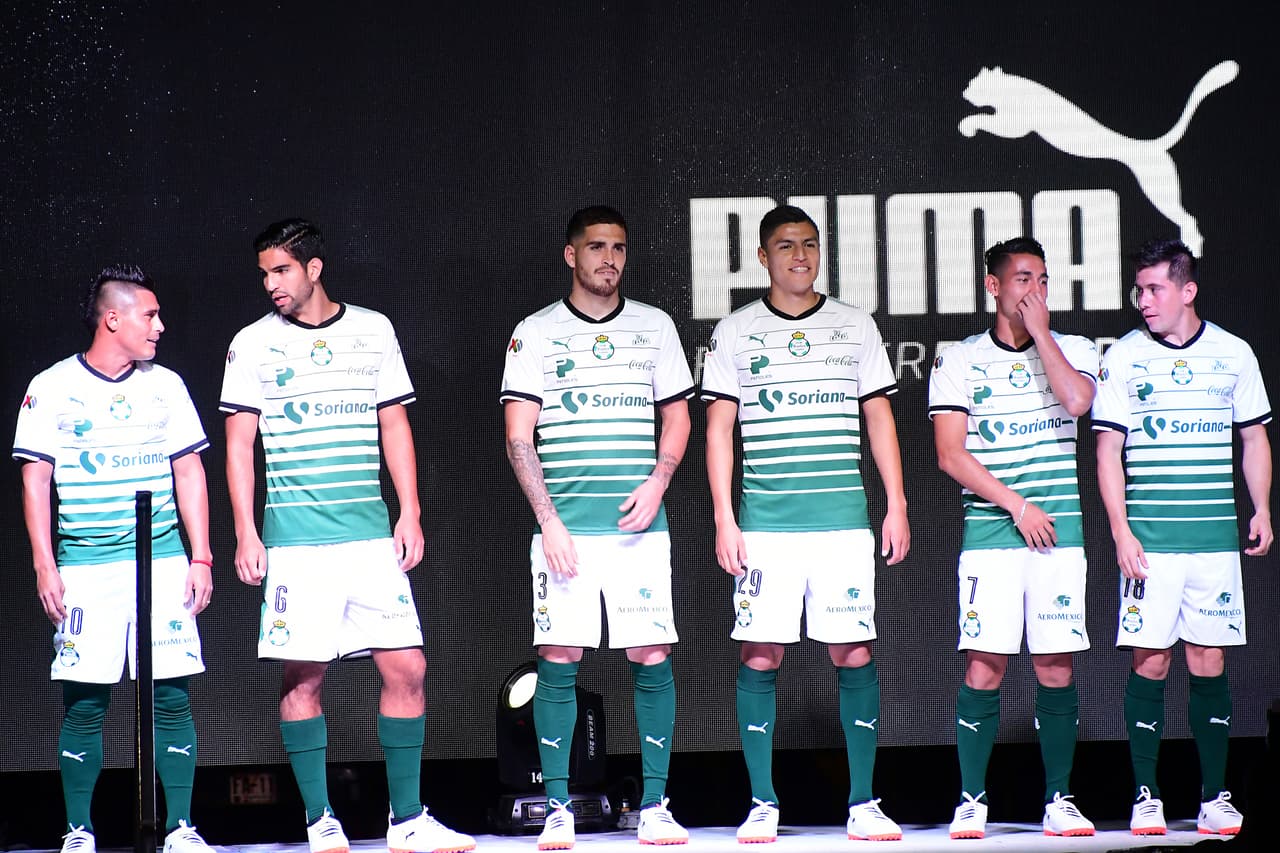 De esa forma le dan prioridad al color blanco, el cual también estará en los shorts, mientras que la verde finaliza la playera y aparece en los calcetines.