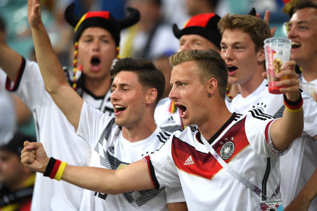 Los fanáticos de Alemania y de Suecia viven la fiesta del segundo partido de ambos países por el grupo F en el Mundial de Rusia 2018, en medio del colorido del certamen.