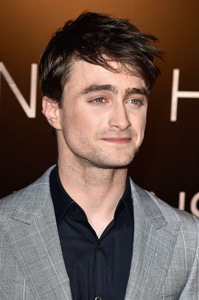 La gestión, aparentemente rutinaria, tropieza con ciertas dificultades: los vecinos se muestran reacios a hablar sobre la casa o a acercarse a ella; además, nadie está dispuesto a admitir la existencia de una mujer de negro que él está seguro de haber visto.
<br>