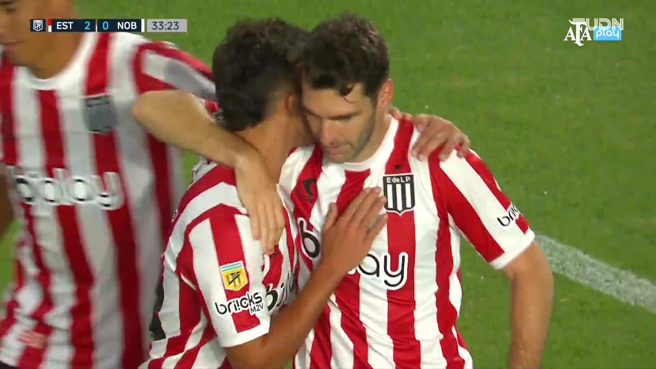 Mauro Boselli marca el 2-0 de Estudiantes tras fallar su penalti