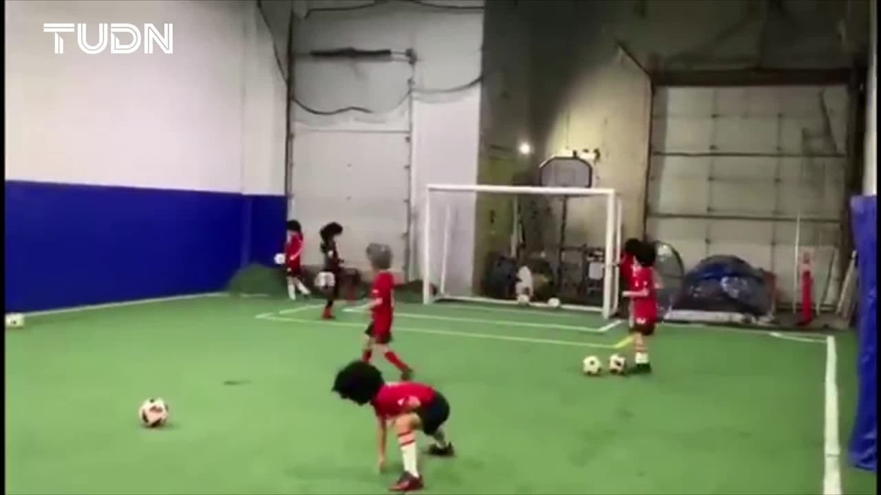 Rinden niños homenaje a Maradona en escuela de River Plate