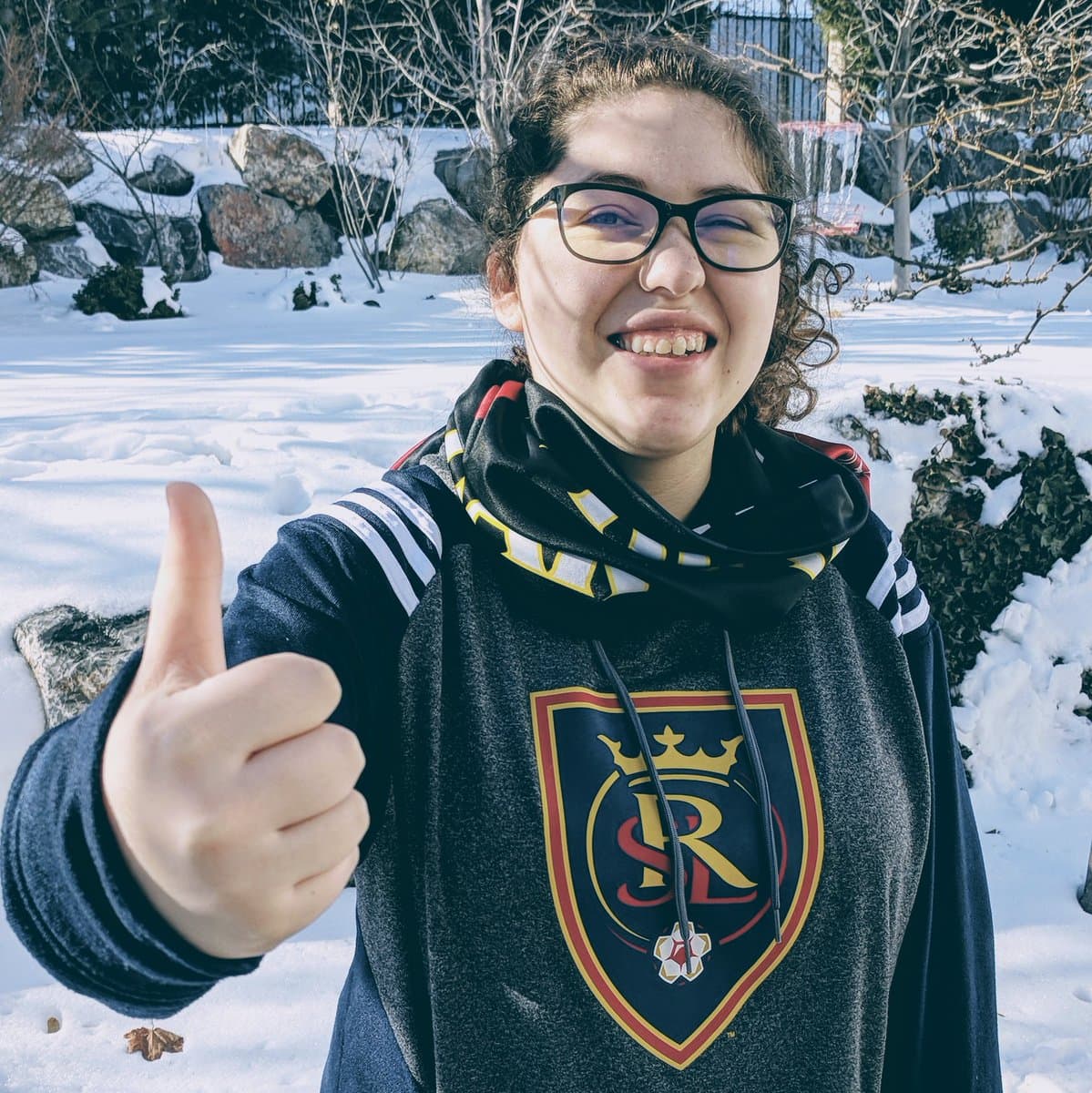 Ni la nieve pudo detener a esta aficionada del Real Salt Lake para salir a la calle a mostrar el apoyo al club por el cual late su corazón.
