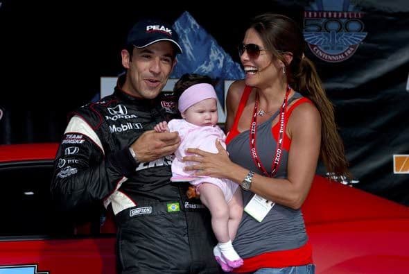 El brasileño festejó con su novia Adriana Henao y su bebé Mikaella.