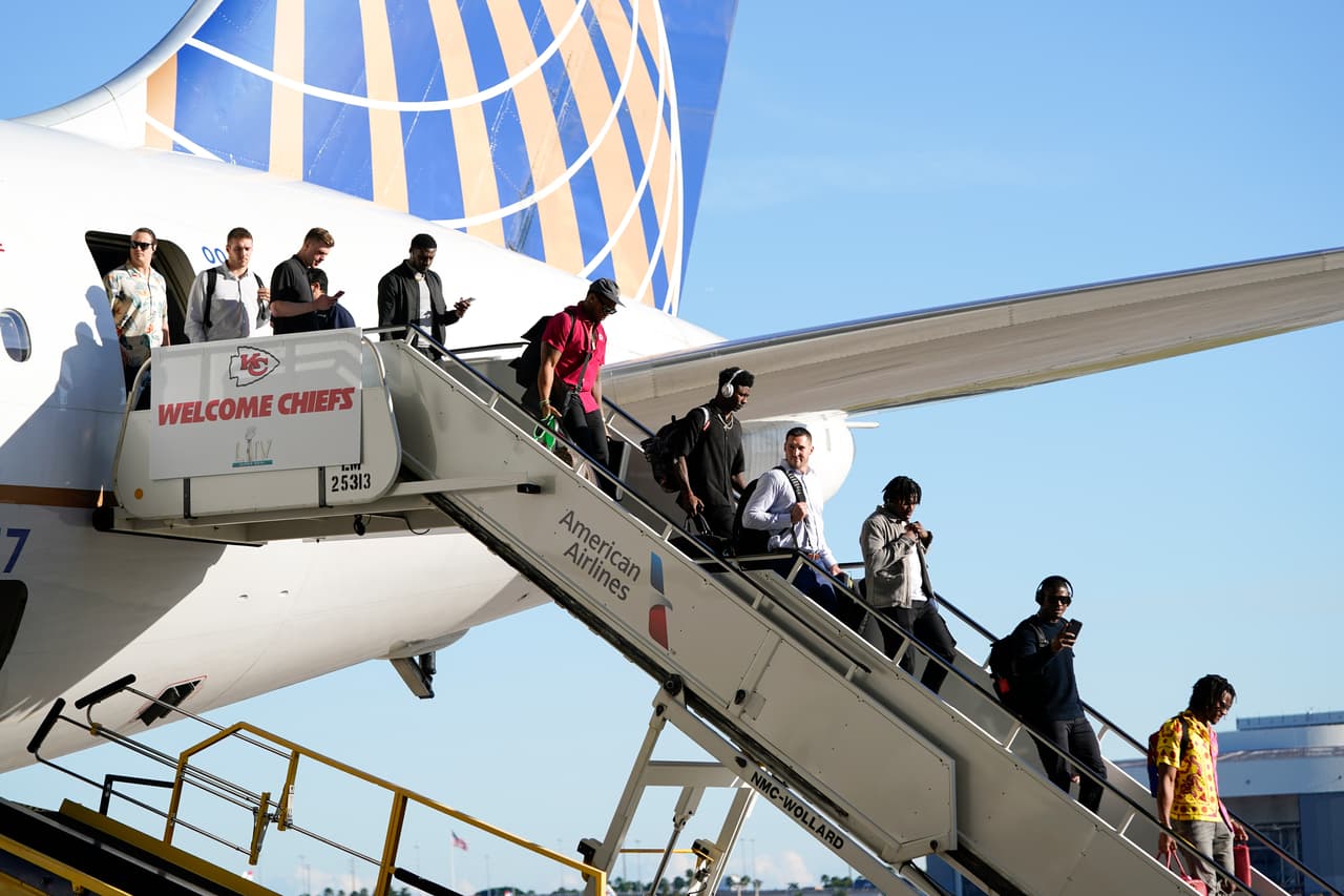 Los Kansas City Chiefs aterrizaron en el aeropuerto de Miami en la semana donde enfrentarán a los 49ers por el Super Bowl LIV.