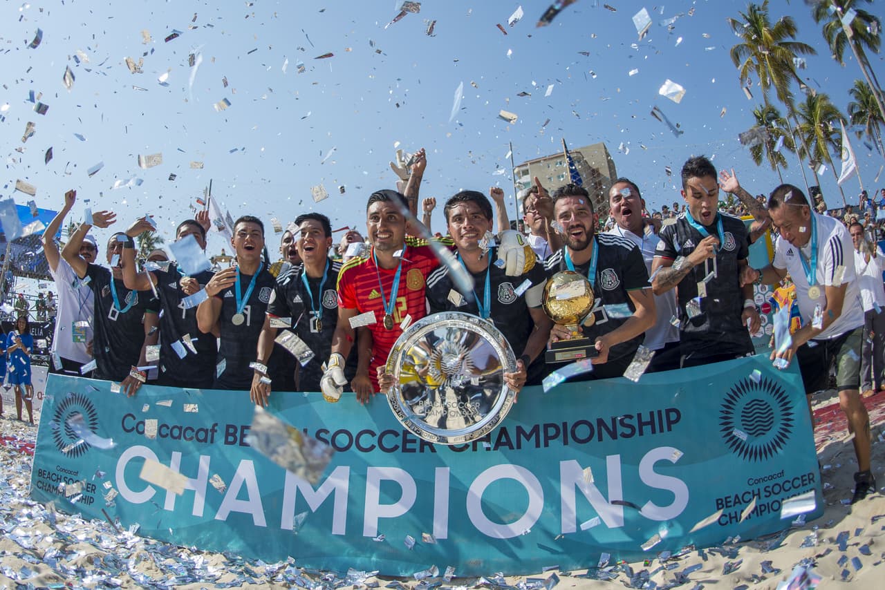 México celebra su cuarto título de Concacaf en fútbol playa con el 6-2 sobre Estados Unidos.