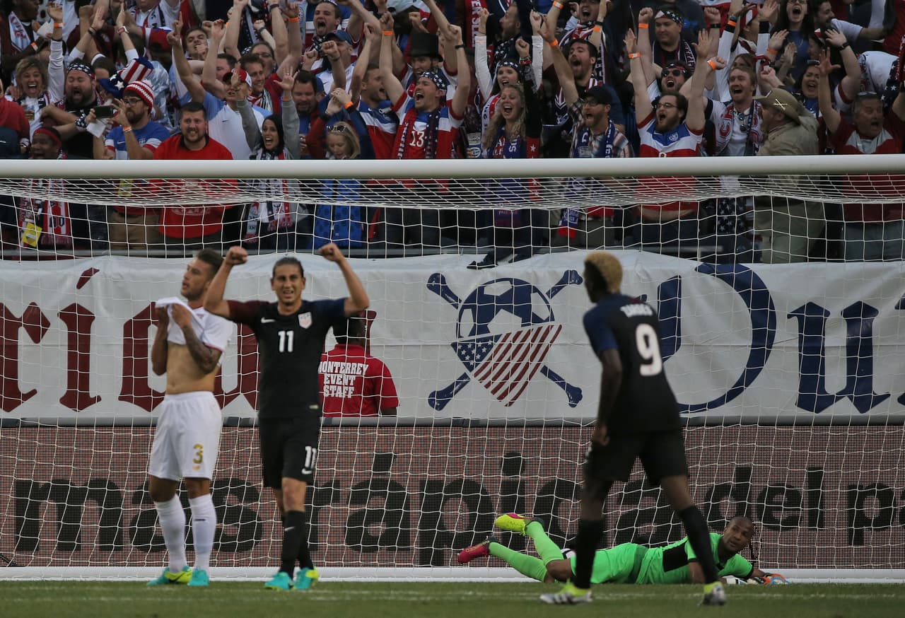 El guardamenta de Costa Rica Patrick Pemberton no puede atrapar el balón, mientras el estadounidense Alejandro Bedoya celebra.