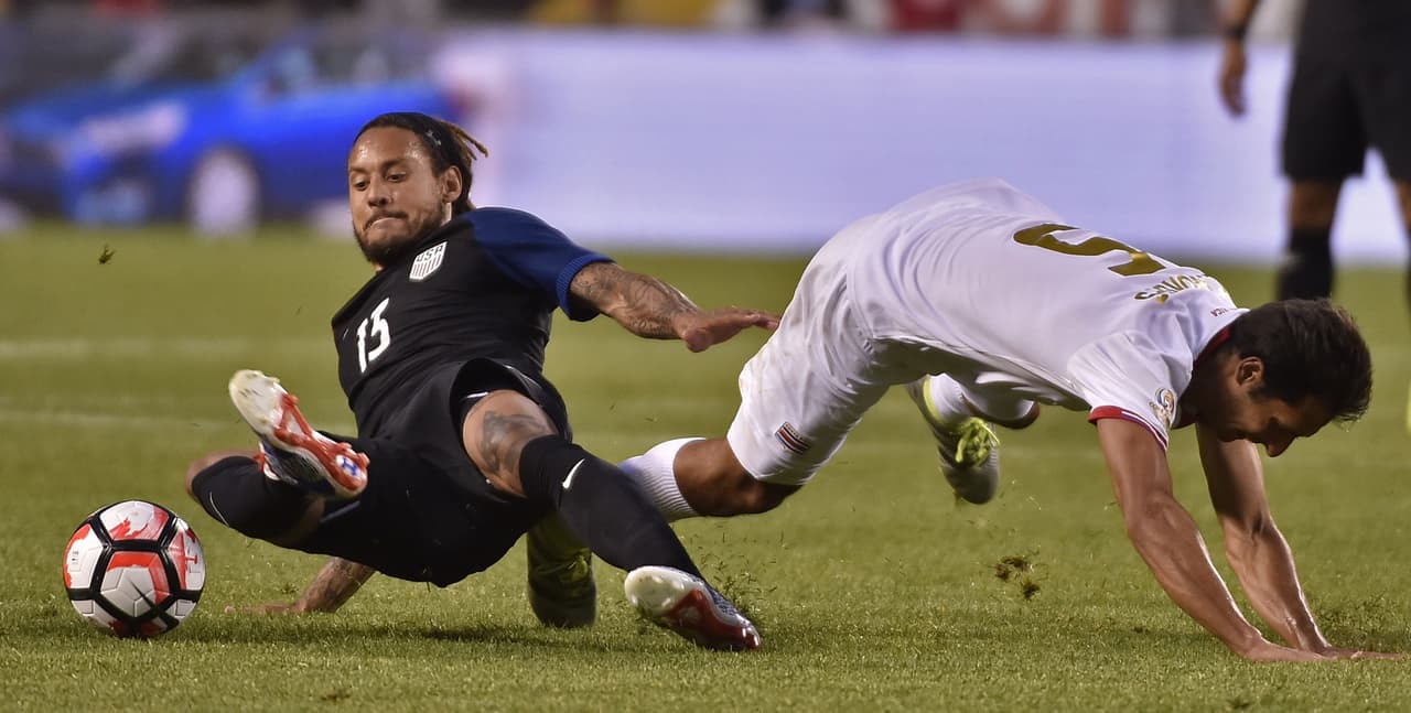 Celso Borges, de Costa Rica, y Jermaine Jones, de Estados Unidos, luchan por la pelota.