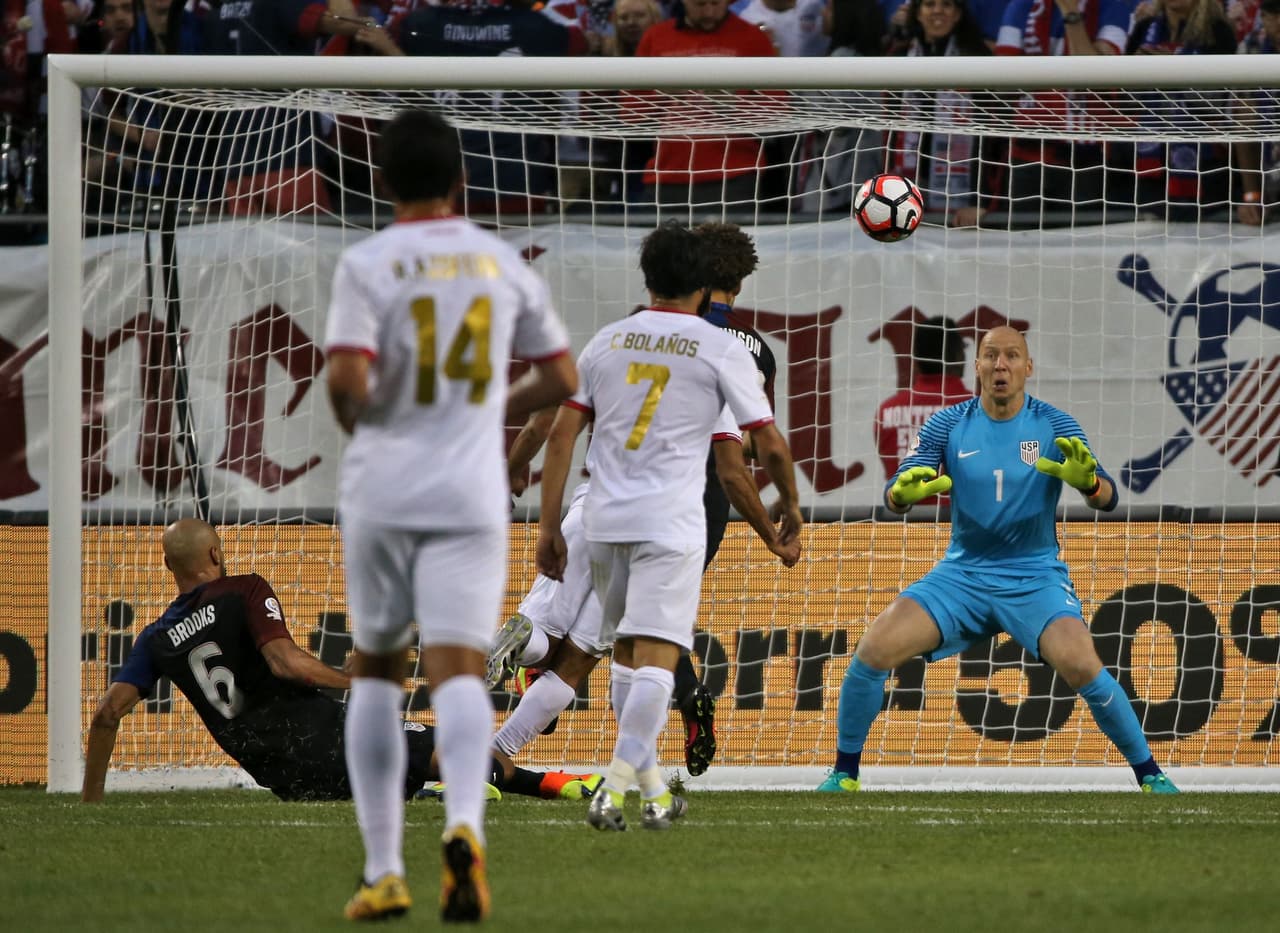El portero de Estados Unidos, Brad Guzan, se prepara para detener el ataque.
