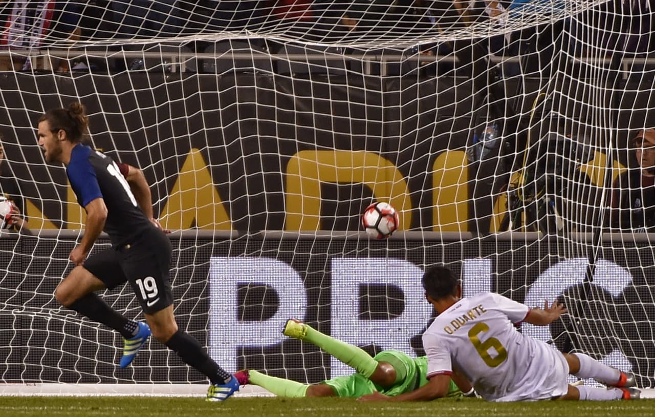 Graham Zusi, de Estados Unidos, celebra su anotación.