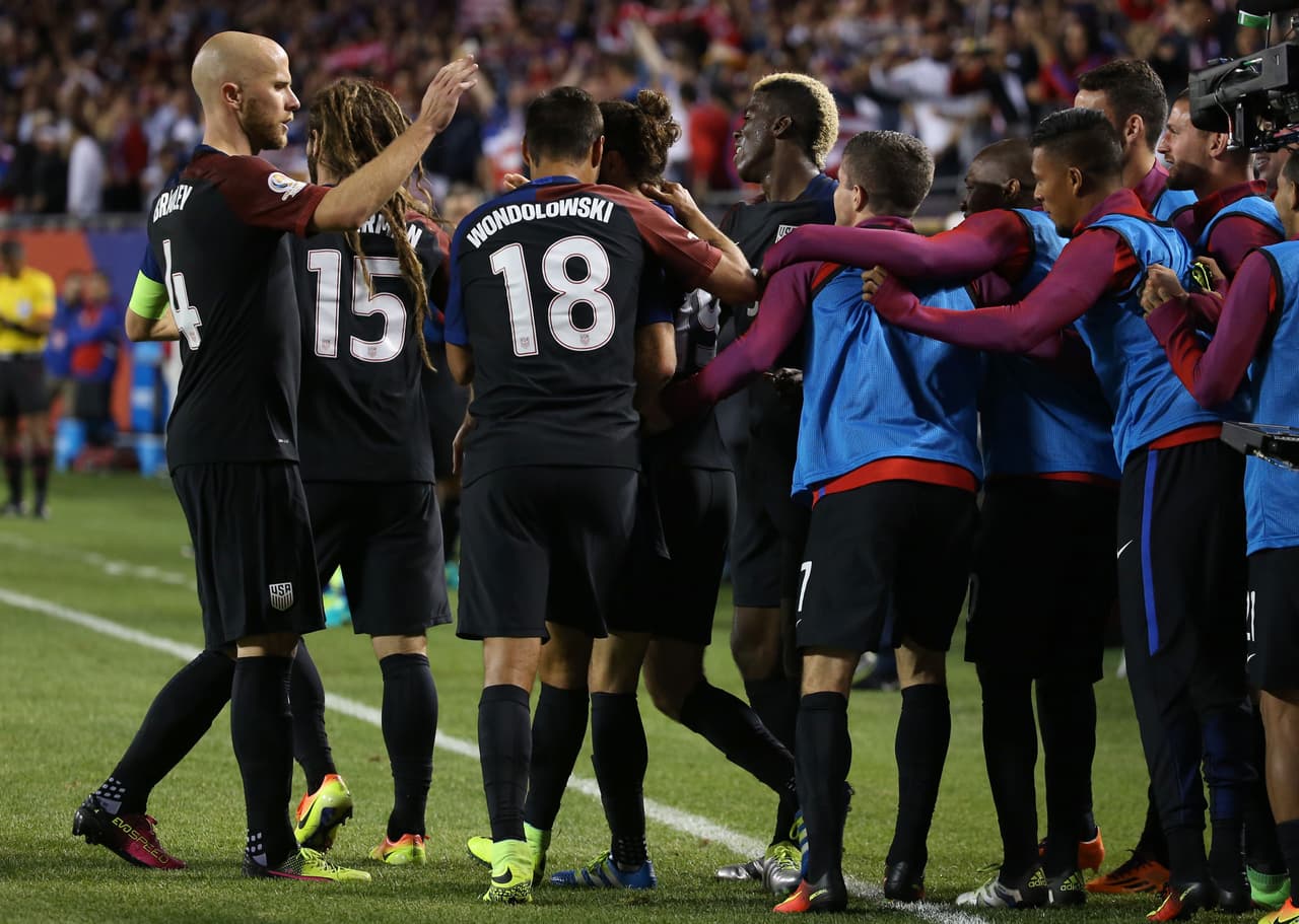El estadounidense Graham Zusi celebra el gol contra Costa Rica.