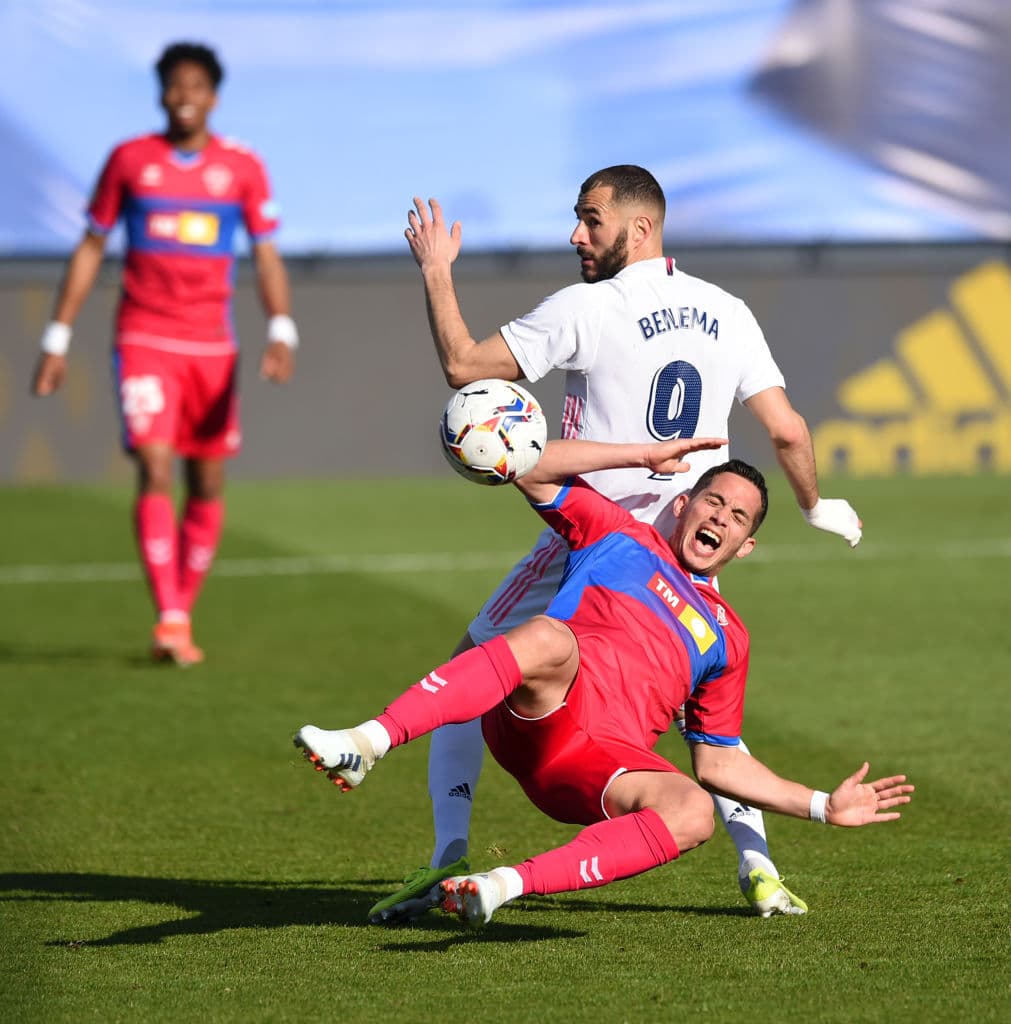 El doblete de Karim Benema (73' y 90+1'), el Real Madrid logra vencer 2-1 al Elche y continúan en la pelea por el título. El segundo go de Benzema llega como un balde de agua fría para el Elche, que se encunetra en la décimo séptima posición en la tabla con 24 unidades.