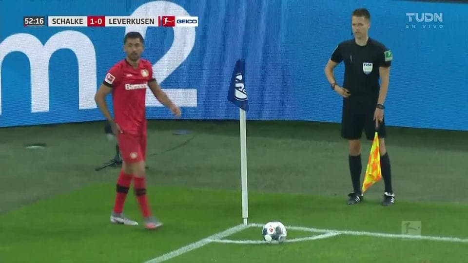 Tiro de esquina para Bayer 04 Leverkusen