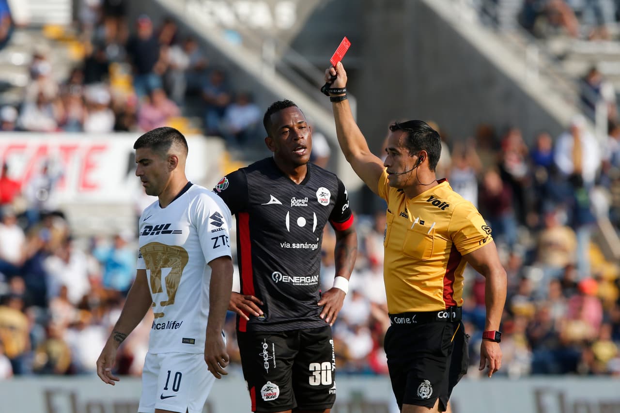 Al cierre del primer tiempo (45') el colombiano Leiton Jiménez (centro) vio la roja directa por una falta siendo el último hombre.