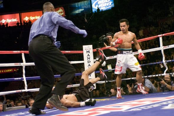 Empecemos con Juan Manuel Márquez. Dinamita tiene una legendaria cadena de peleas contra Manny Pacquiao. La primera fue en mayo del 2004 en Las Vegas para unificar los cinturones pluma FIB y AMB. Pacquiao tumbó tres veces a Márquez en el primer round, pero el mexicano, vapuleado y cortado, fue capaz de levantarse y recuperar el terreno perdido para llevar las tarjetas a un polémico empate.