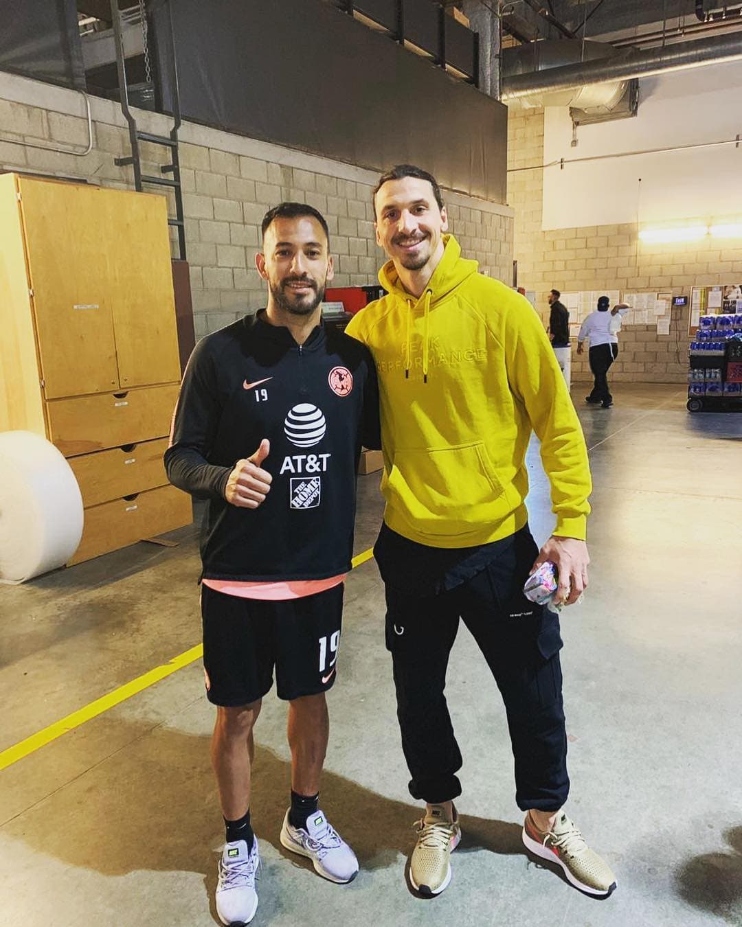 Emanuel Aguilera y Zlatan Ibrahimovic.