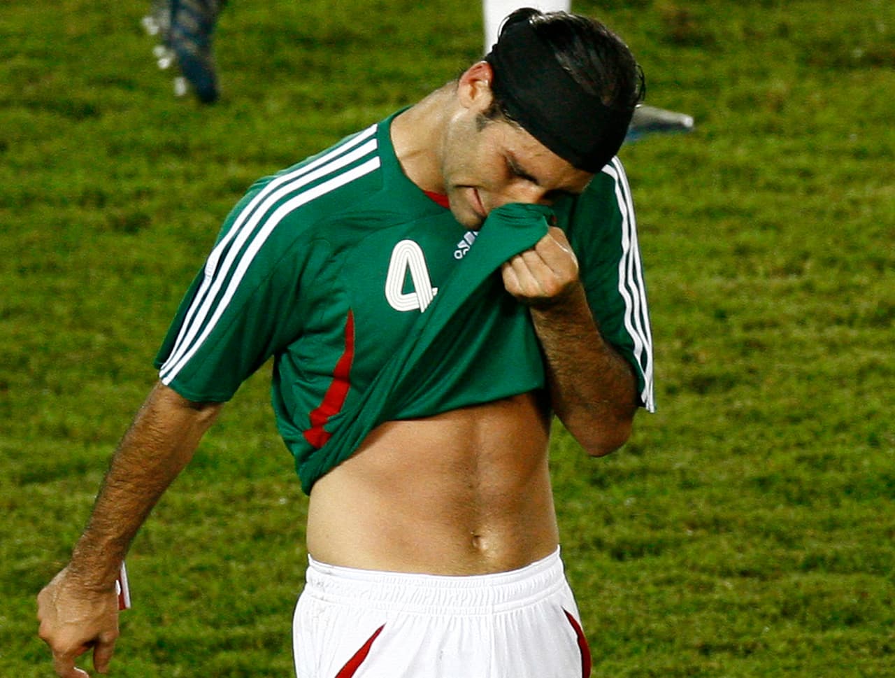 El mexicano Rafael Márquez se divorció de la actriz Adriana Lavat en 2007 tras cuatro años de matrimonio. Tienen dos hijos de esa relación.