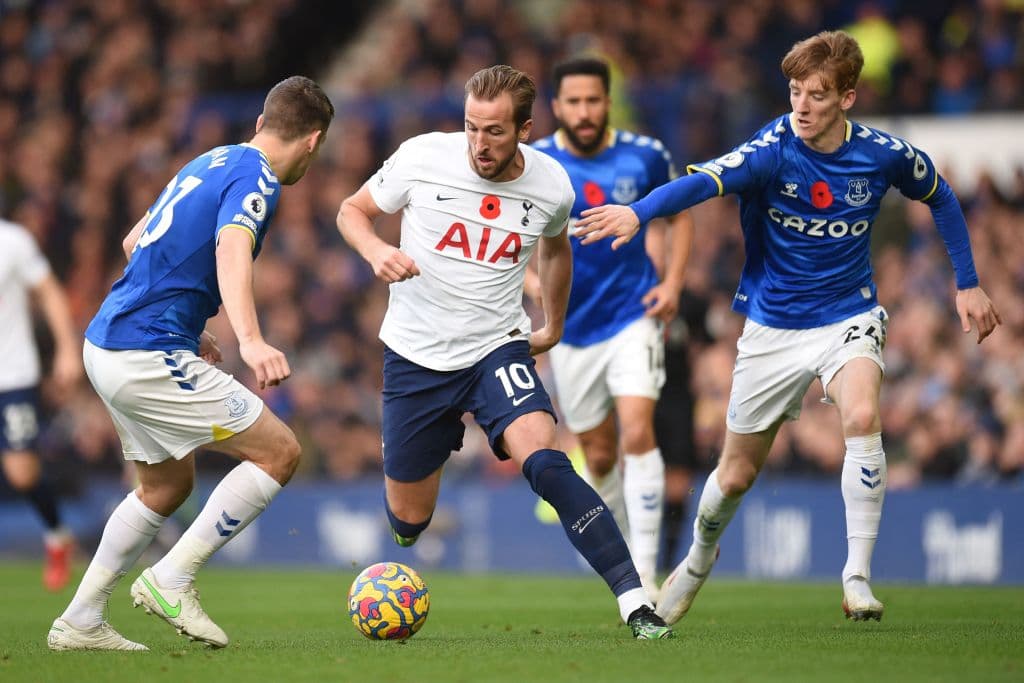 Tottenham empató 0-0 en el debut de Antonio Conte con los Spurs.Hubo un duelo entre Cuti Romero y Richarlison quienes fueron amonestados por un cruce a los 68', durante la fecha 11 en la Premier League.