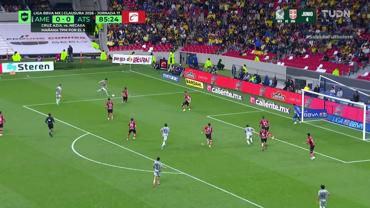 ¡América presiona! Brian la intentó de zurda, pero el balón lo rechaza Camilo Vargas