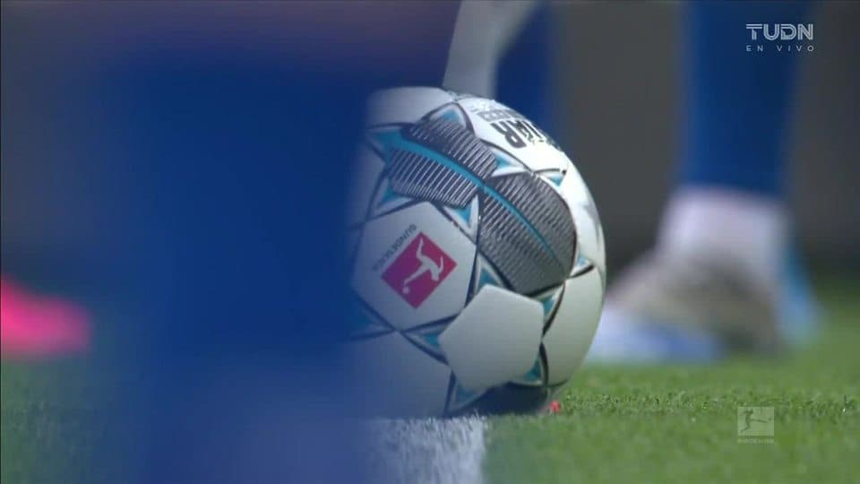 Arranca el partido y la pelota está en juego.