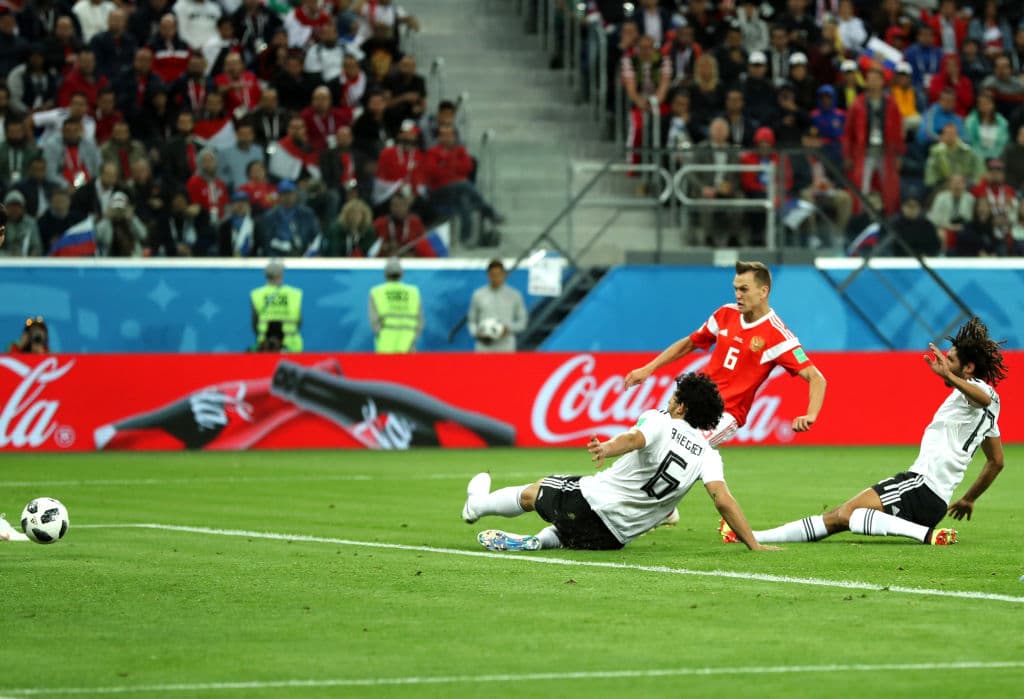 A los 59 minutos, en un descuido de la defensiva Denis Cheryshev aprovecó tanto los centímetros como las fracciones de segundo a su favor y en un mano a mano con El Shenawy, lo batió para el 2-0.