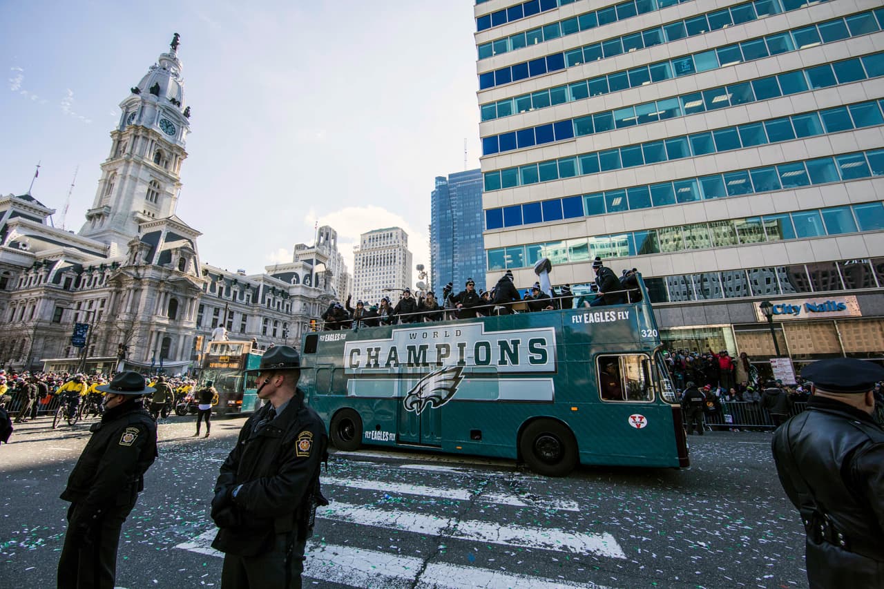 Así iban los héroes de Philadelphia rodeados de la gente que quería un recuerdo inolvidable de esta celebración.