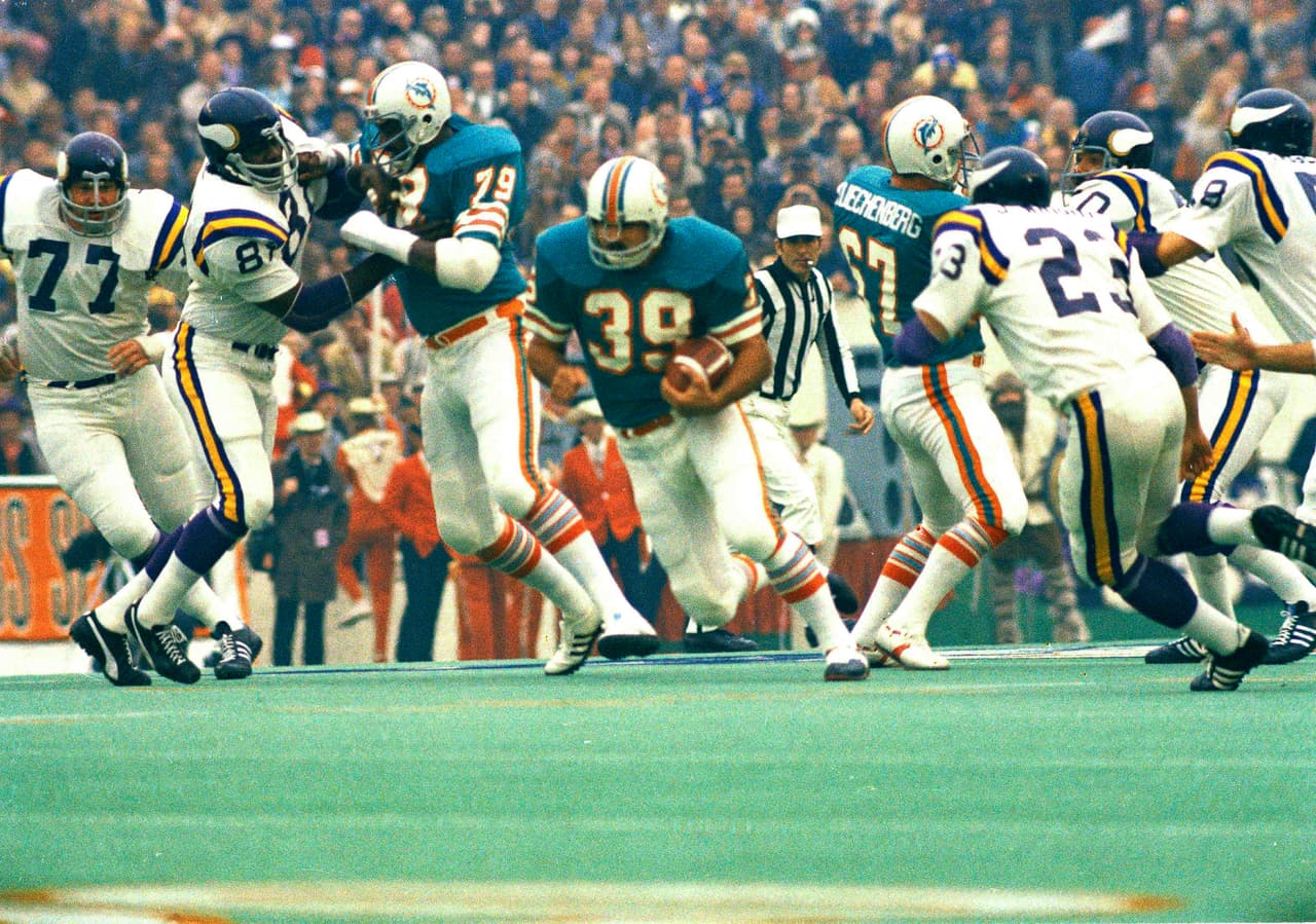 <b>4). VIII (1973) Dolphins 24-7 Vikings:</b> El MVP Larry Csonka (39) quien impuso una marca para el Super Bowl en ese entonces con record 145 yardas. El QB de Miami Bob Griese apenas lanzó 7 pases.