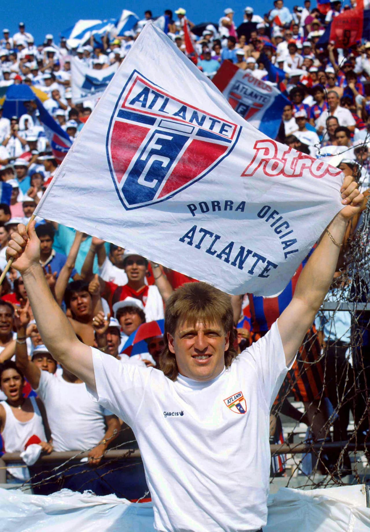 Era delantero y su virilidad y fortaleza lo convirtieron en aguerrido defensa, campeón del balompié mexicano en 1993.