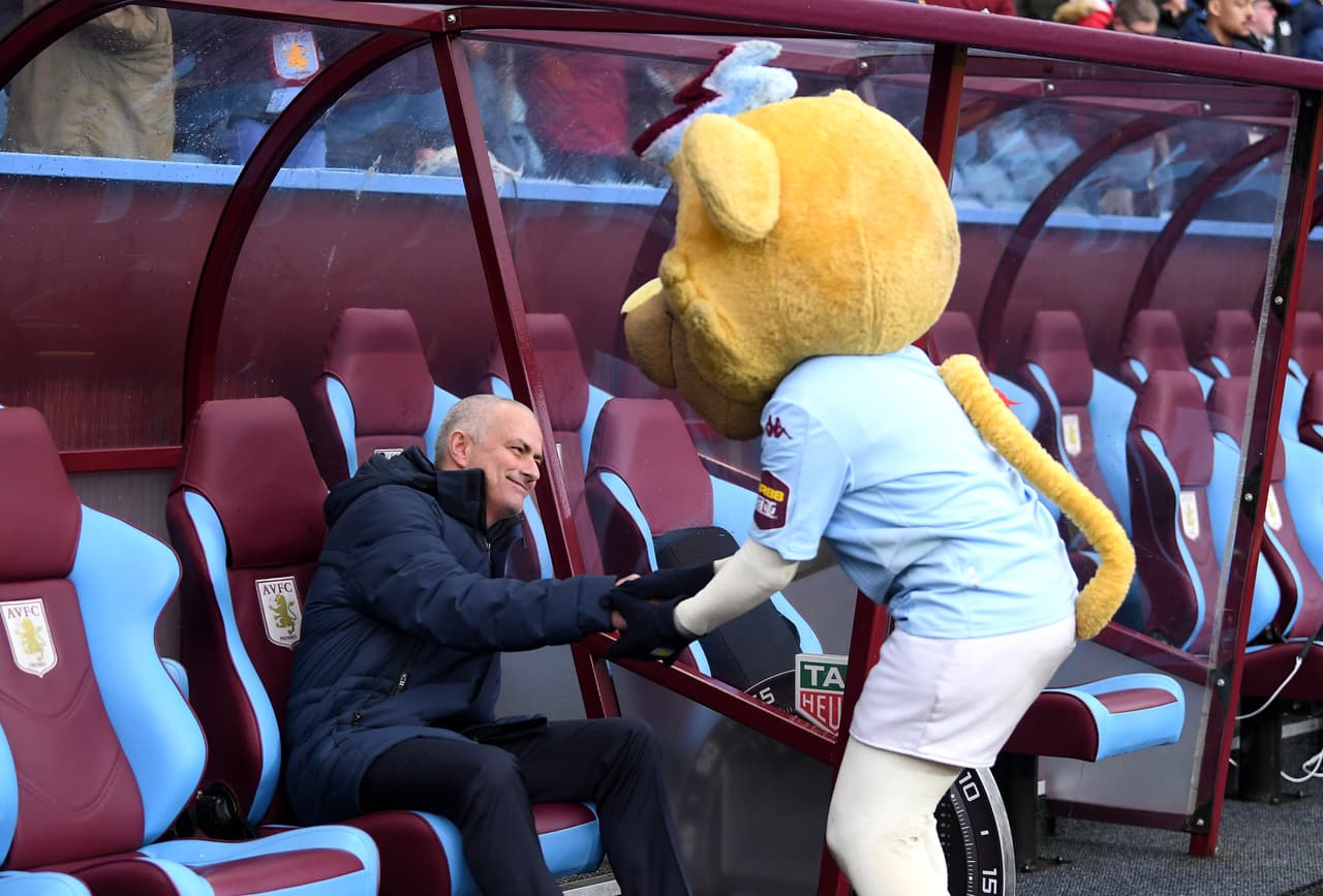 José Mourinho fue reconocido por la mascota del Aston Villa y se acercó con el portugués.
